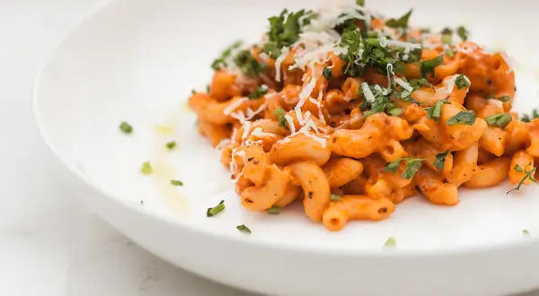 Penne alla Vodka: Jak zrobić kremowy makaron? Przepis i porady