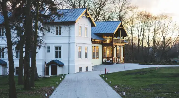 Elegancka willa z drewnianą werandą, otoczona drzewami. Czy to najdroższy dom w Polsce?