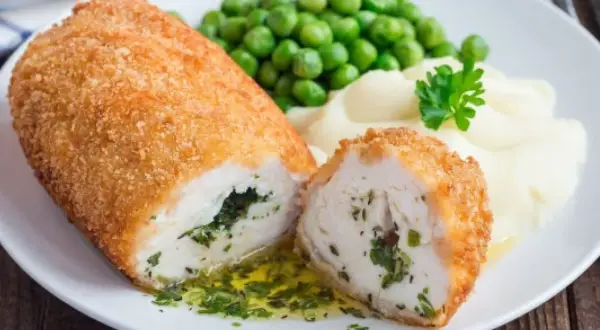 Kotlet de volaille z zielonym groszkiem i puree ziemniaczanym. Idealny, dobry szybki obiad na niedzielę.