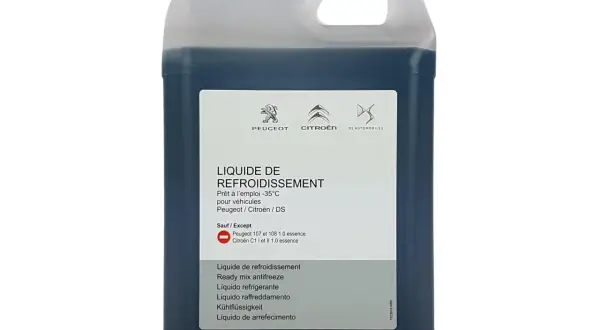 Butelka z niebieskim płynem chłodniczym z logo Peugeot, Citroën i DS.