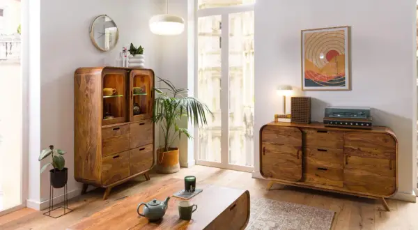 Ciepły, **kolor miodowy w salonie** tworzą meble z litego drewna, retro gramofon i stylowe dodatki.