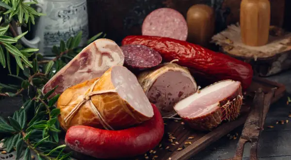 Domowa kiełbasa wędzona: przepis na tradycyjny smak bez błędów