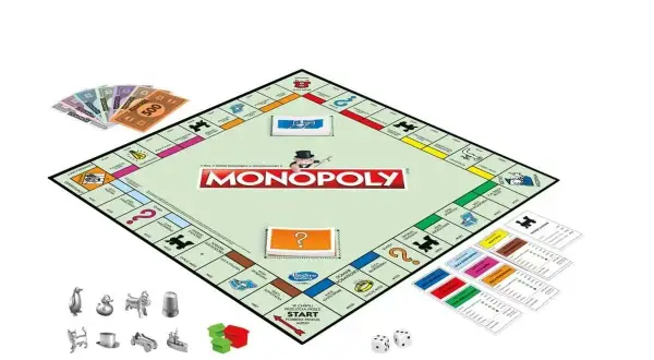 Plansza do gry Monopoly, banknoty, pionki, karty i kostki.