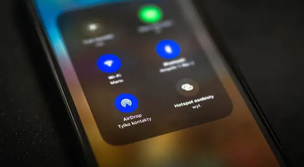 Ekran telefonu z menu AirDrop. Dowiedz się, airdrop co to jest i jak działa.