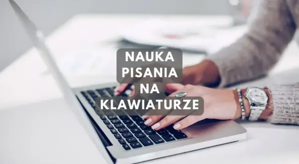 Szybkie pisanie na klawiaturze nauka. Dłonie kobiety piszącej na laptopie, z tekstem "Nauka pisania na klawiaturze".