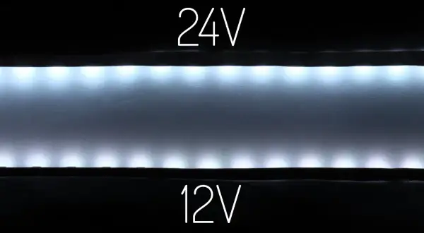 Porównanie jasności taśmy LED 12V i 24V. Górna taśma 24V świeci jaśniej.
