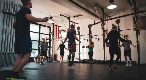 Ile trwa trening CrossFit? Poznaj strukturę i czas trwania