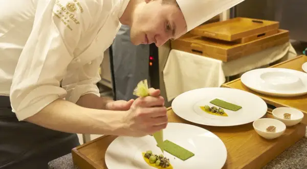 Chef del Royal E Golf, con la sua maestria, crea piatti che meritano la stella Michelin.