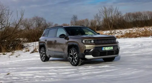 Nowy Jeep Compass w brązowym kolorze na tle zimowego krajobrazu. Gotowy na przygodę w śniegu.