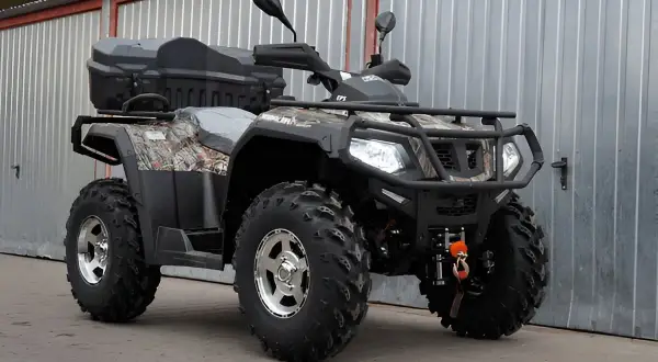 Un quad, también conocido como moto de 4 ruedas, listo para la aventura.