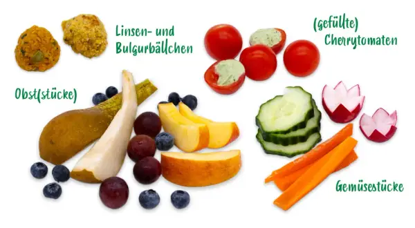 Gesunde Snacks: Linsen- und Bulgurbällchen, Obststücke (Birne, Beeren, Pfirsich), gefüllte Cherrytomaten, Gurken-, Karotten- und Radieschenstücke. Gut für Menschen, die auf ihre Ernährung achten, was nicht essen bei Demenz.