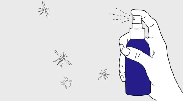 Dłoń trzymająca niebieski spray, który rozpyla środek na komary i kleszcze.