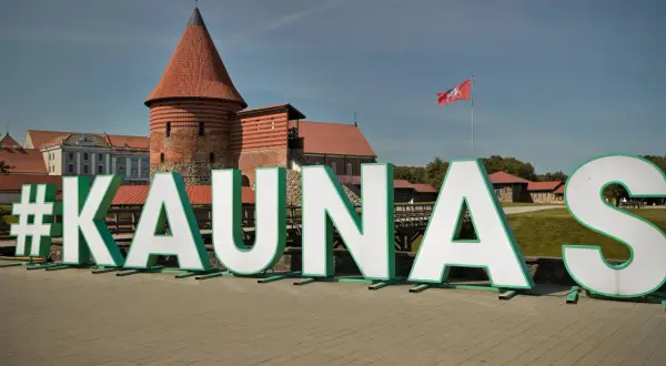 #Kaunas – odkryj atrakcje tego historycznego miasta! Zamek w Kownie i wielkie litery zapraszają do zwiedzania.