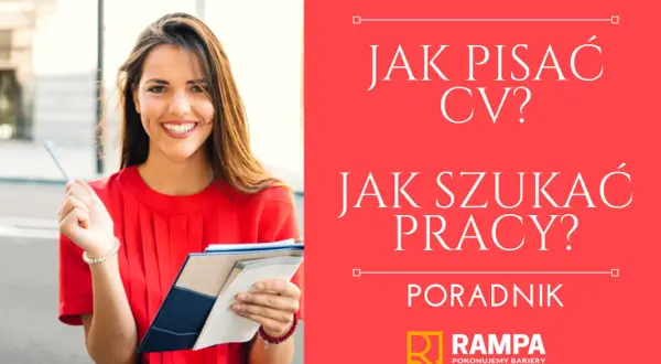 Uśmiechnięta kobieta z notatnikiem i długopisem. Poradnik: jak pisać CV i jak szukać pracy, nawet jak zrobić CV na telefonie.