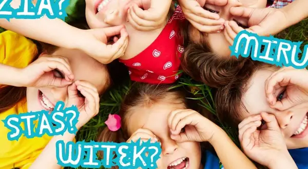 Dzieci leżą na trawie, zasłaniając oczy. Czy to Zuzia, Stasiu, Witek, czy może Maja? Jak mam na imię?