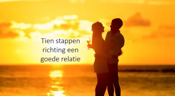 Een stel omhelst elkaar bij zonsondergang. De tekst luidt: "Tien stappen richting een goede relatie". Ik mis liefde in mijn relatie, maar dit beeld geeft hoop.
