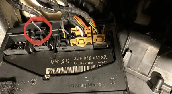 Moduł komfortu VW Passat B6, widoczne złącza i wiązka przewodów. Czerwone kółko zaznacza jedno ze złączy, potencjalnie związane z bezpiecznikami.