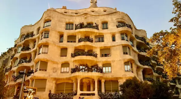 Casa Milà, znana jako La Pedrera, zachwyca falującą kamienną fasadą i unikalnymi balkonami.