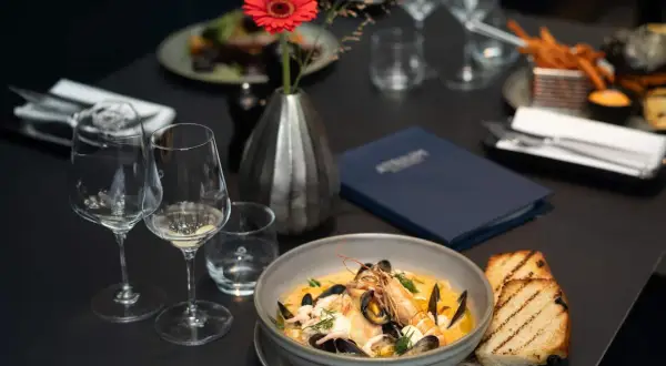 En lyxig skaldjursrätt med grillat bröd, perfekt för en frukost på Radisson Blu Scandinavia.