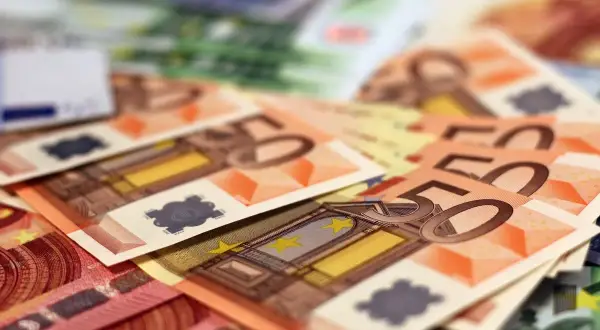 Stos banknotów euro, w tym 50 euro, idealny na kredyty w euro.