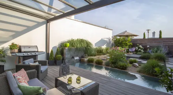 Eine moderne dachterrasse gestalten mit Lounge-Möbeln, Grill, Wasserspiel und üppiger Bepflanzung. Perfekt für entspannte Stunden.