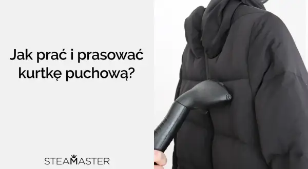Parać i prasować kurtkę puchową parownicą Steamaster. Czarna kurtka na wieszaku, ręka trzymająca parownicę.