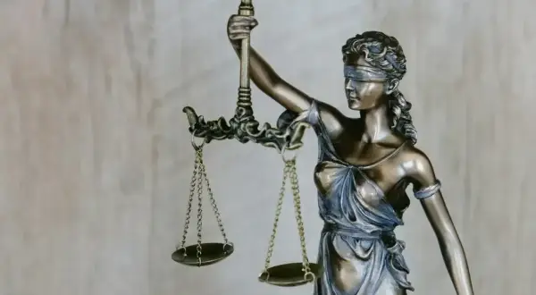 Figurka Temidy z wagą, symbol sprawiedliwości, często obecna w sprawach rodzinnych.