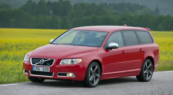 Röd Volvo V70 Momentum parkerad vid en gul rapsåker.