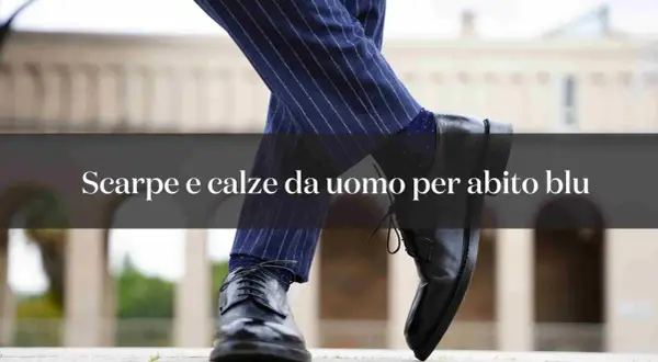 Scarpe nere lucide e calze blu a pois con un abito gessato: ecco come abbinare scarpe blu per un look impeccabile.