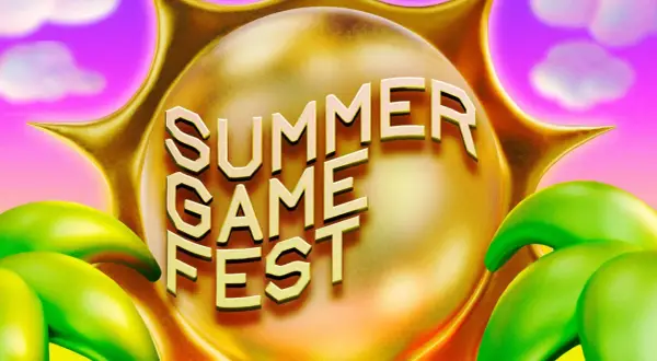 Złote słońce z napisem "Summer Game Fest" na tle fioletowego nieba z chmurkami. Zielone, soczyste kształty otaczają scenę.