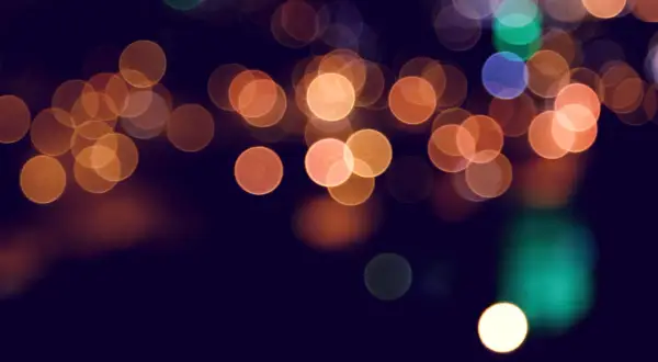 Rozmyte kółka świateł, tworzące efekt bokeh. To jak patrzenie na nocne miasto przez zaparowane okno.
