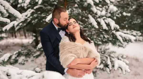 Co założyć na ślub? Modne stylizacje i błędy, których unikać jako gość
