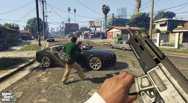 Gracz celuje z broni w ulicę Los Santos, zastanawiając się, ile trwa fabuła GTA 5.