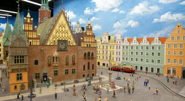 Miniaturowy Rynek we Wrocławiu z kolorowymi kamieniczkami i tramwajem. Idealne atrakcje dla dzieci Wrocław, które przeniosą w świat fantazji.