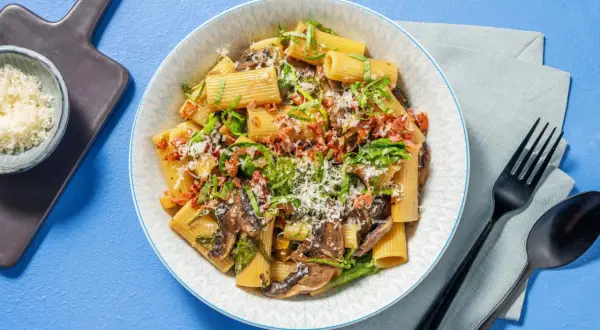 Rigatoni med svamp, bacon och spenat. Ett enkelt spenat recept som passar perfekt till middag.