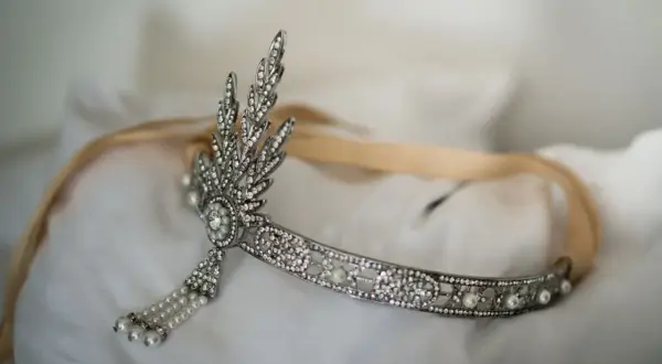 Ein glitzerndes Diadem mit Perlen, ein alter Hochzeitsbrauch, der Eleganz und Tradition vereint.