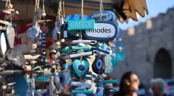 Wisiorki z motywem oka proroka i serc, ozdoby z drewna i muszli, pamiątki z Grecji, Rodos.