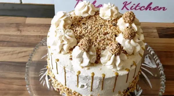 Eine köstliche Giotto Torte, verziert mit Nüssen, Sahnetupfern und Schokokugeln, bereit zum Genießen.
