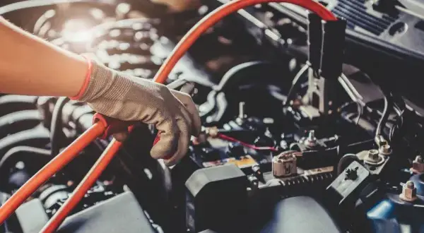 Czy można odpalić auto na prostowniku? Poznaj ryzyko i zasady bezpieczeństwa