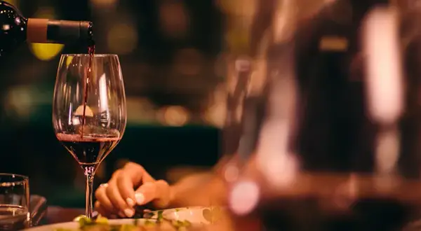 Czy można sprzedawać wino własnej produkcji? Poznaj ważne przepisy