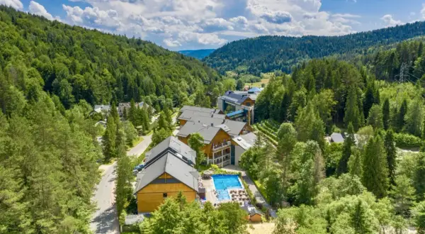 Idealne miejsce, gdzie na majówkę: hotel z basenem w otoczeniu zielonych gór.