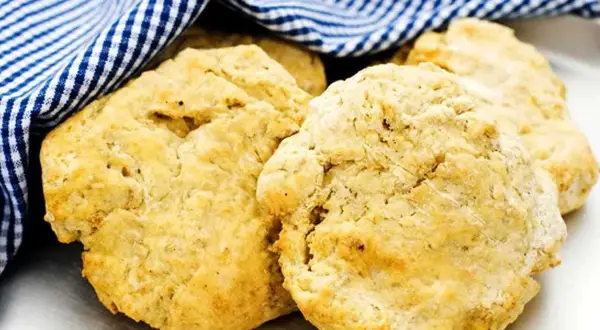Nybakade scones med kesella, redo att avnjutas.