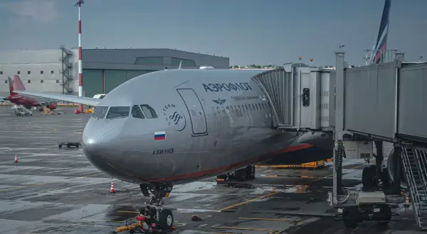Samolot Aeroflotu przy rękawie na lotnisku w Moskwie.