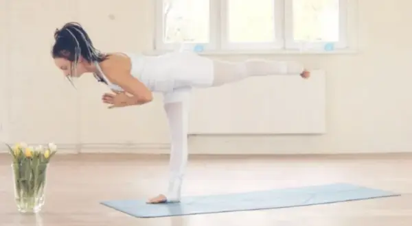 Vinyasa flow joga co to jest? Sekwencje, korzyści i porady dla początkujących