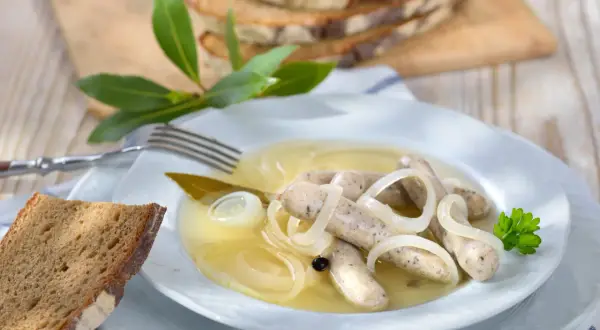 Saure Zipfel mit Zwiebeln und Brot. Ein herzhaftes Gericht, das zum Genießen einlädt.