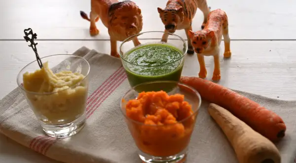 Lekfulla lejon och tigrar vakar över tre skålar med puréer – perfekt för plockmat bebis recept. Morötter och en grön puré ser aptitliga ut.