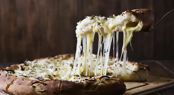 Jakie sery do pizzy 4 sery? Odkryj najlepsze smaki i połączenia