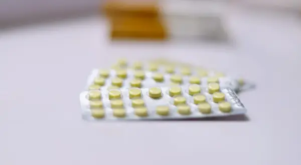Blisterverpakkingen met gele pillen, mogelijk een alternatief voor Ritalin.