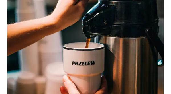 Ile kawy do ekspresu przelewowego, by uniknąć słabego smaku?