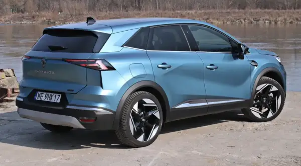 Niebieski Renault Symbioz z nowoczesnymi światłami i felgami, gotowy do jazdy. Poznajcie jego opinie!